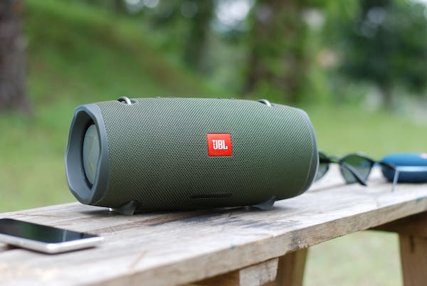 Bluetooth-kaiutinta ostamassa? Näistä ominaisuuksista on hyvä tietää