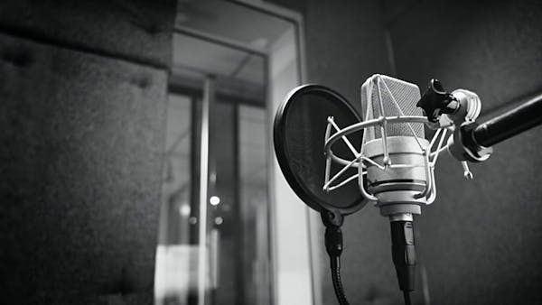 Parhaat mikrofonit striimaukseen ja videokokouksiin