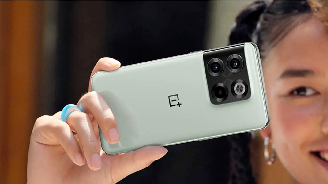 OnePlus 10T är en prisvärd mobiltelefon med 150w snabbladdning