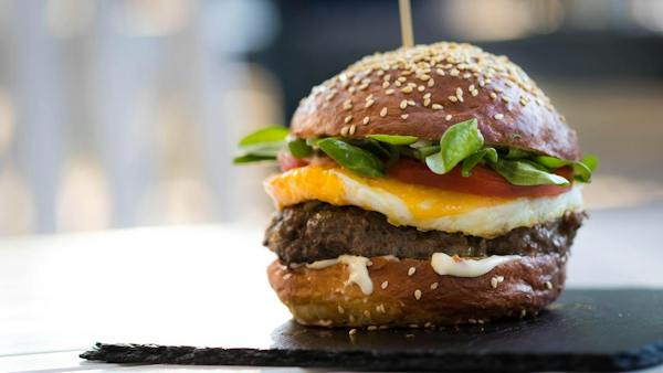 Guide: Smashburger på grillen – slik lager du den!