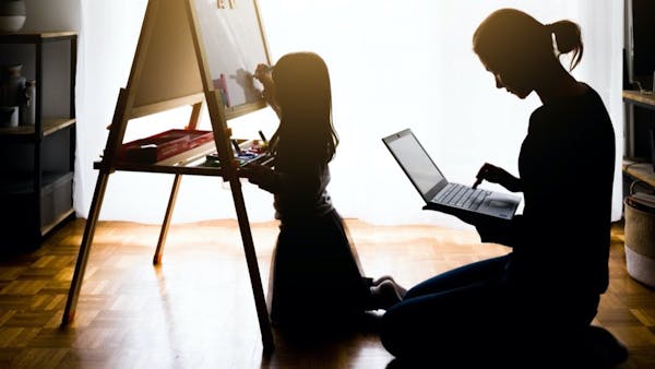 Så underhåller du barnen när du arbetar hemifrån – 9 tips