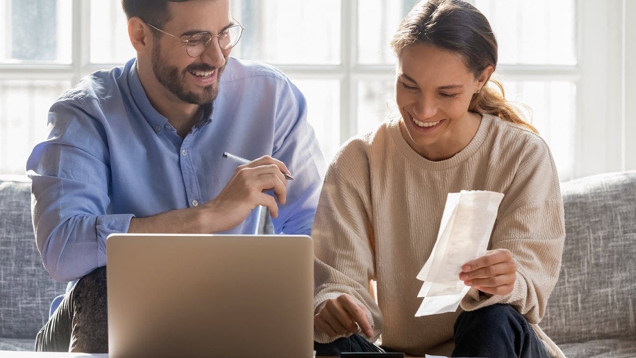 Med et budsjett blir det enklere å holde kontroll på pengene. Foto: fizkes, Adobe Stock