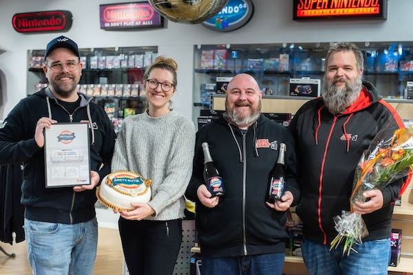Spel & Sånt blev Årets butik 2023. På bilden från vänster: Peter Kauffmann, Lisa Kauffmann, Johan Norberg och Michael Larsson. Foto: Mia Lewell